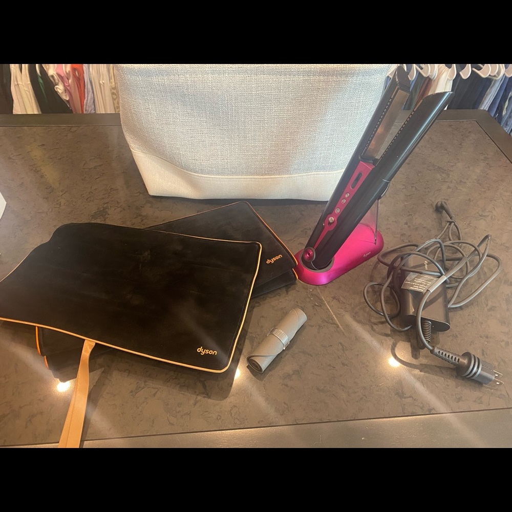 Dyson straightener with carrying case